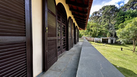 CASA COM AMPLO TERRENO SANTA CANDIDA