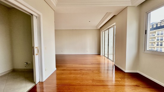 APARTAMENTO AMPLO NO BATEL