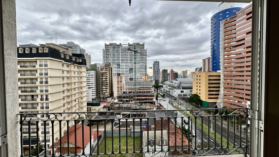 APARTAMENTO AMPLO NO BATEL