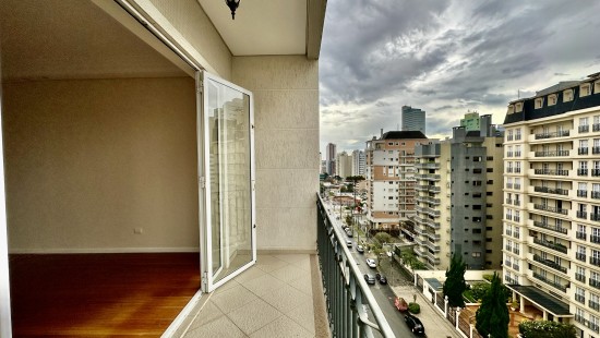 APARTAMENTO AMPLO NO BATEL