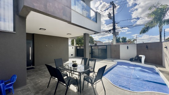 SOBRADO TRIPLEX MOBILIADO HAUER