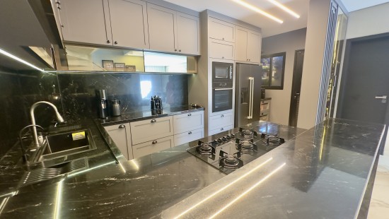 SOBRADO TRIPLEX MOBILIADO HAUER